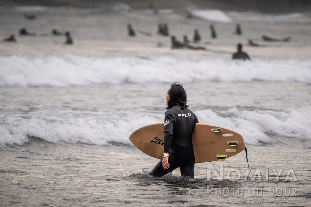 Les vagues attirent les surfeurs